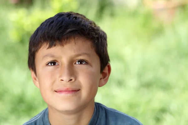 Jongen outisde opzoeken — Stockfoto