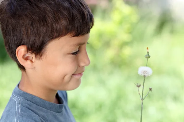 Niño con diente de león — Foto de Stock