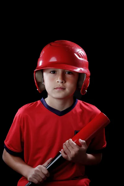 Мальчик с бейсбольной битой на черном фоне — стоковое фото