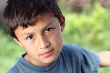 Dışarıda ciddi genç çocuk