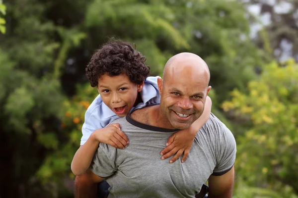 Gemengd ras vader en zoon — Stockfoto