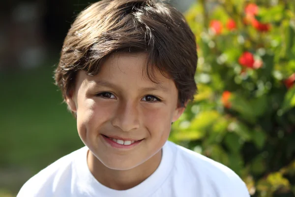 Jovem menino sorridente no parque — Fotografia de Stock