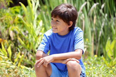 genç çocuk doğa serisi