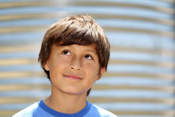 外の笑みを浮かべて少年 — Stockfoto