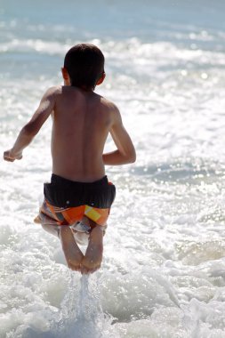 genç çocuk kumsalda çalış