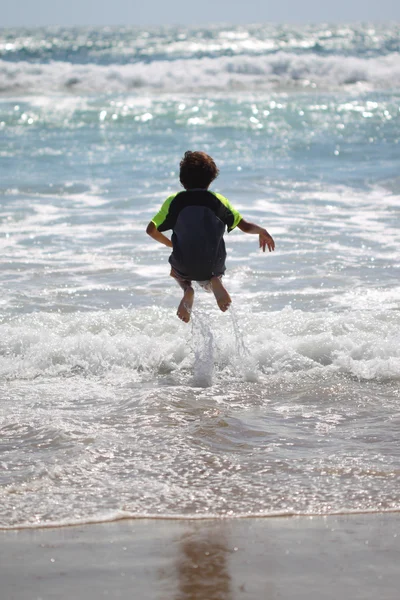 Jeune garçon joue à la plage — Photo