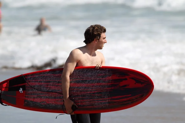 I surfisti apprezzano la spiaggia di El Porto a Manhattan Beach California il primo giorno d'estate — Foto Stock