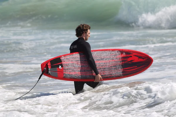 Szörfösök élvezze El Porto strandjától, a Manhattan Beach, Kalifornia, a nyár első napján — Stock Fotó