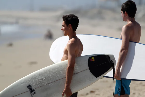 Surfers enjoy El Porto beach in Manhattan Beach California on the first day of summer — Stock Photo, Image