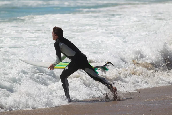Surfers enjoy El Porto beach in Manhattan Beach California on the first day of summer — Stock Photo, Image