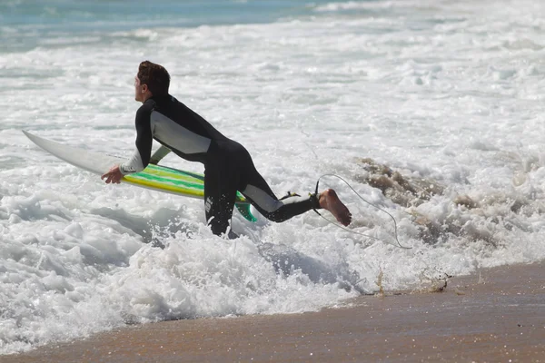 Szörfösök élvezze El Porto strandjától, a Manhattan Beach, Kalifornia, a nyár első napján — Stock Fotó