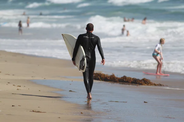 Surfers enjoy El Porto beach in Manhattan Beach California on the first day of summer — Stock Photo, Image