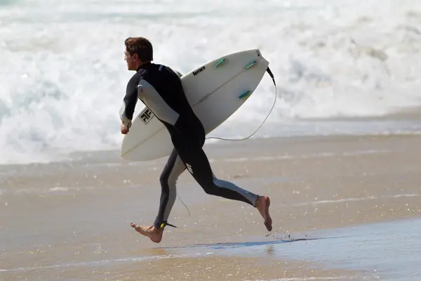 Los surfistas disfrutan de la playa El Porto en Manhattan Beach California en el primer día de verano —  Fotos de Stock