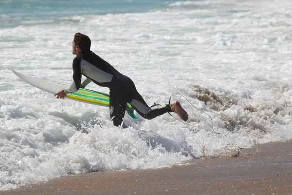 Los surfistas disfrutan de la playa El Porto en Manhattan Beach California en el primer día de verano —  Fotos de Stock