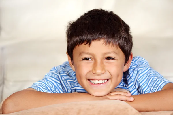 Jovem menino assistindo TV — Fotografia de Stock