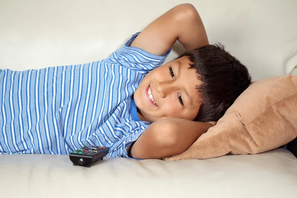 Niño viendo la televisión — Foto de Stock