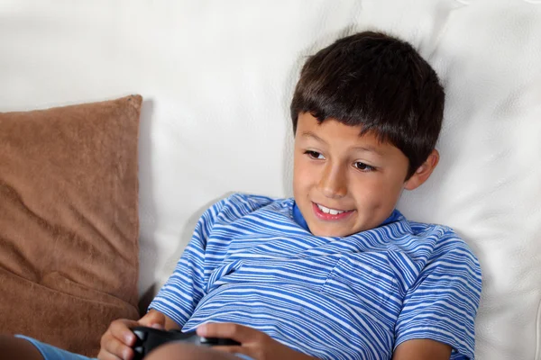 Jovem menino jogando jogo de computador — Fotografia de Stock