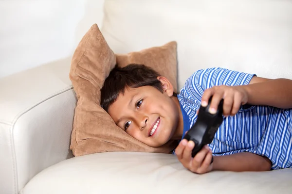 Jovem menino jogando jogo de computador — Fotografia de Stock