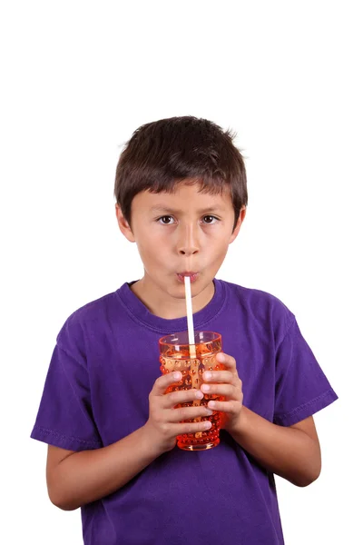 Jonge jongen drinken uit Oranje glazen — Stockfoto