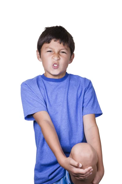 Niño con esguince de rodilla herido - sobre fondo blanco — Foto de Stock