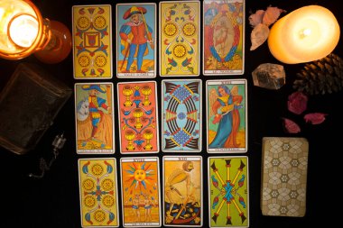 Tarot kartı geleceği tahmin etmek için yayılmış. Tarot kartı kehanet oturumu kavramı. Yukarıdan görüntüle.