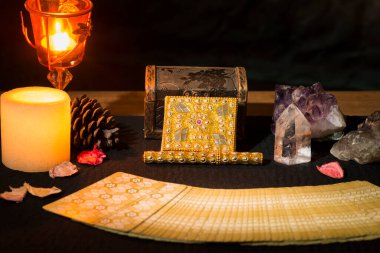 Fal baktırmak için siyah kart masasındaki Tarot kartları ve diğer nesneler. Tarot kartlı kehanet oturumu kavramı.