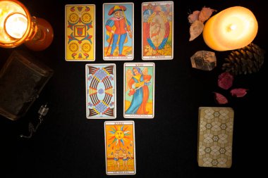 Tarot kartı geleceği tahmin etmek için yayılmış. Tarot kartı kehanet oturumu kavramı. Yukarıdan görüntüle.