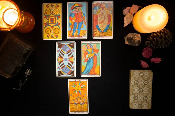 Tarot kartı geleceği tahmin etmek için yayılmış. Tarot kartı kehanet oturumu kavramı. Yukarıdan görüntüle.