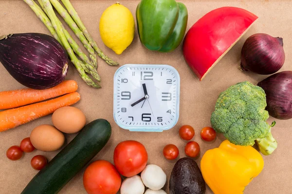 健康的な食べ物と木製の背景に時計 間欠的な断食についての概念的な写真 オートファジーの再生メカニズムなどの利点をもたらす食事療法 — ストック写真
