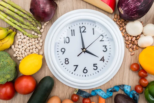 Comida Sana Cinta Métrica Reloj Sobre Fondo Madera Fotografía Conceptual — Foto de Stock