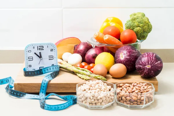 Bodegón Con Reloj Cinta Métrica Comida Sana Imagen Conceptual Del — Foto de Stock