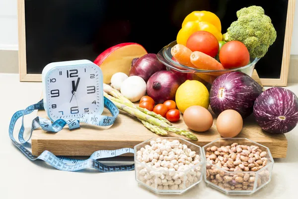 Bodegón Con Comida Saludable Reloj Una Cinta Métrica Una Pizarra — Foto de Stock