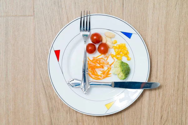 ナイフで皿を作り 木製の背景の部分を占める健康的な食糧をフォークしなさい 間欠的断食の概念的なイメージ オートファジーの再生機構などの利点を持つ食事 — ストック写真