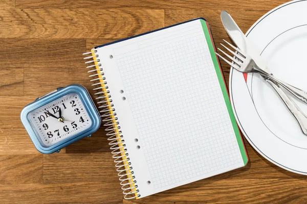 木製の背景に刃物で時計 ノートブック 間欠的な断食 オートファジーの再生メカニズムなどの利点を持つ食事療法の概念的なイメージ スペースのコピー — ストック写真