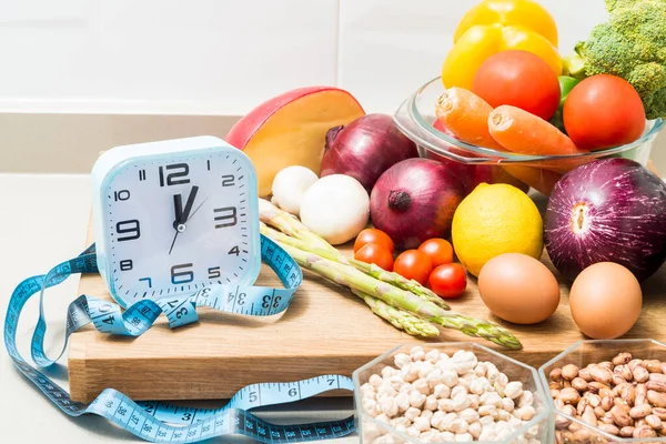 Bodegón Con Reloj Cinta Métrica Comida Sana Imagen Conceptual Del — Foto de Stock