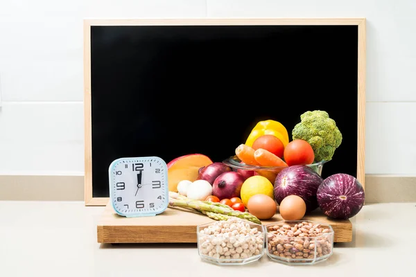 健康的な食べ物 コピーのためのスペースのある黒板とまだ生活 間欠的断食の概念的なイメージ オートファジーの再生機構などの利点を持つ食事 — ストック写真