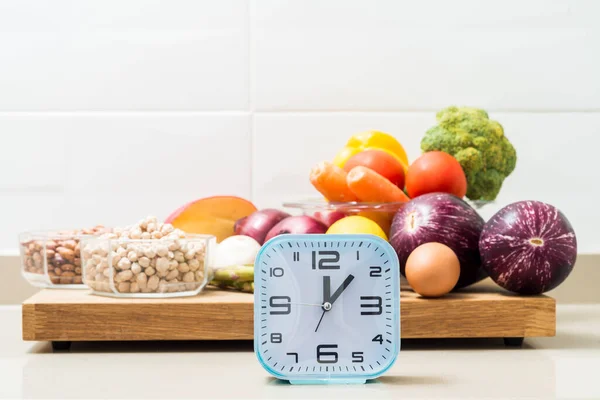 Bodegón Con Reloj Comida Sana Imagen Conceptual Del Ayuno Intermitente — Foto de Stock