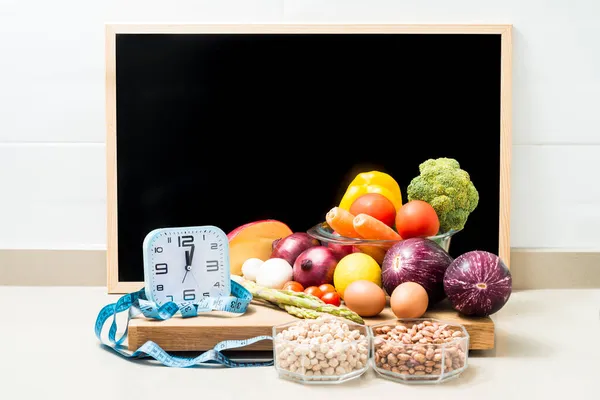 健康食品 テープ測定 および黒板とまだ生活 間欠的な断食 オートファジーの再生メカニズムなどの利点を持つ食事療法の概念的なイメージ スペースのコピー — ストック写真