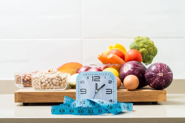 Bodegón Con Reloj Cinta Métrica Comida Sana Imagen Conceptual Del — Foto de Stock