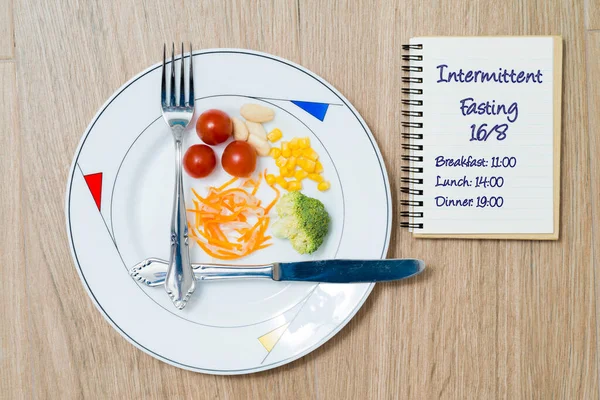 断続的な断食の食事スケジュールとカトラリー 食品やノートブックプレート16 間欠的断食の概念 オートファジーの再生機構などの利点を持つ食事 — ストック写真