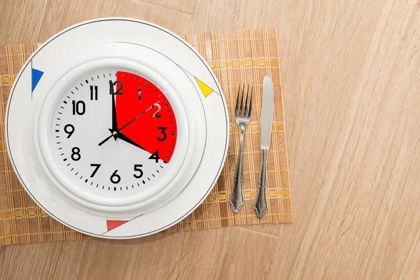 赤でマークされた1つの部分と時計 間欠的断食の概念 オートファジーの再生メカニズムなどの利点を提供する食事 — ストック写真