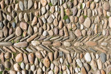 Taş ve çakıl taşlarından yapılmış bir zeminin dokulu arka planı.
