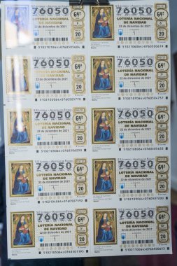Arahal. Sevilla. İspanya. 27 Kasım 2021. İspanya 'da her yıl 22 Aralık' ta düzenlenen geleneksel Noel piyangosunun loto biletleri satışa sunuldu..
