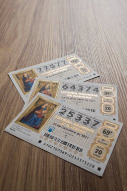 Arahal. Sevilla. İspanya. 23 Kasım 2021. İspanya 'da her 22 Aralık' ta düzenlenen geleneksel Noel piyangosunun çok sayıda rakamına sahip biletler.