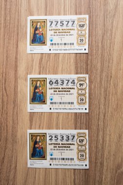 Arahal. Sevilla. İspanya. 23 Kasım 2021. İspanya 'da her 22 Aralık' ta düzenlenen geleneksel Noel piyangosunun çok sayıda rakamına sahip biletler.