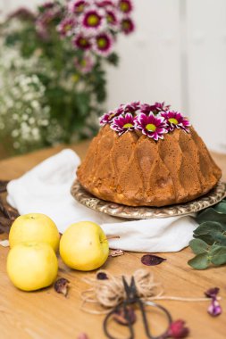 Çiçekler ve mutfak gereçleri ile süslenmiş bir elma süngeri ile hayat.