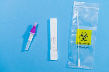 Malzeme Covid19 antijen kendi kendini test kitine dahil, evde, mavi arka planda kendi kendini test etmek için gerekli.