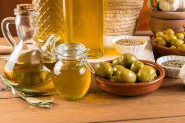 Geleneksel şekilde çeşnili farklı zeytin çeşitleri olan, tahta tahtalar üzerinde kâselerle sunulan, ve birkaç cam şişe içinde ekstra saf zeytinyağı içeren bir hayat..