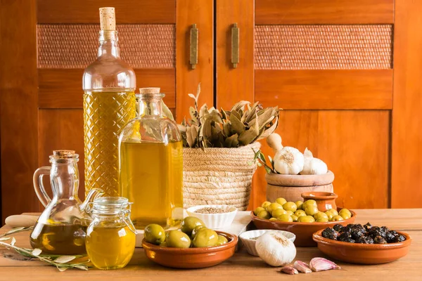 Natura Morta Con Diverse Varietà Olive Condite Modo Tradizionale Presentate — Foto Stock