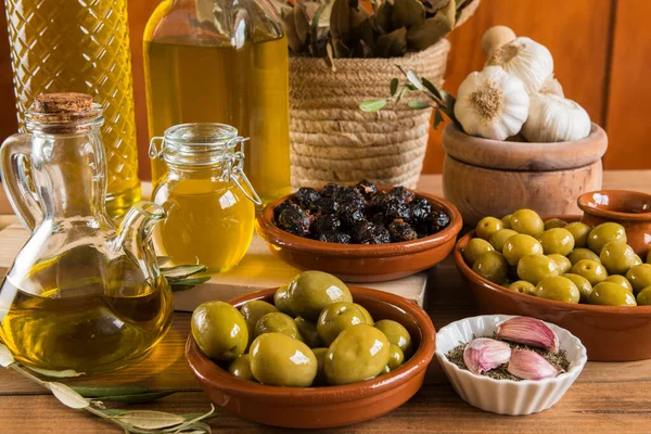 Natura Morta Con Diverse Varietà Olive Condite Modo Tradizionale Presentate — Foto Stock